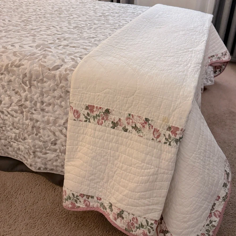 White Quilt with Pink Floral Decorative Details - Full Size - Picture 8 of 11